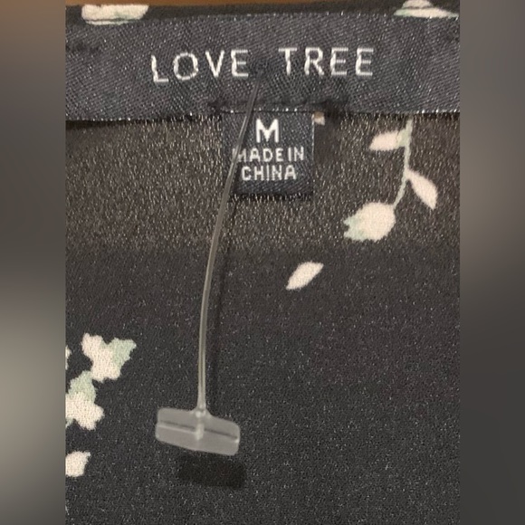 NWOT Love Tree Size M Black Floral Crop Top - Picture 2 of 6